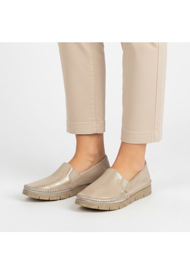 Półbuty damskie Maciejka, cholewka ze skóry naturalnej metalizowanej wsuwany fason elastyczne wstawki po bokach widoczne przeszycia wokół noska, złot. Okazja: na co dzień. Kolor: złoty. Materiał: skóra. Szerokość cholewki: normalna. Styl: casual