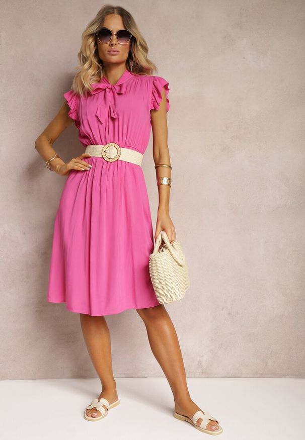 Renee - Fuksjowa Sukienka Rozkloszowana z Gumką w Talii i Wiązaniem przy Dekolcie Naque. Okazja: na co dzień. Kolor: różowy. Materiał: bawełna, wiskoza. Styl: casual