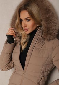 Renee - Ciemnobeżowa Pikowana Kurtka z Podszewką z Polarem i Kapturem z Futrzanym Obszyciem Eventina. Okazja: na co dzień. Kolor: beżowy. Materiał: polar, futro. Styl: elegancki, casual #5