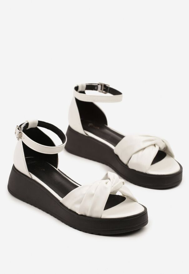 Born2be - Białe Sandały Vices z Marszczeniem i Paskiem wokół Kostki Reavina. Okazja: na co dzień. Zapięcie: pasek. Kolor: biały. Wzór: aplikacja. Sezon: lato. Styl: casual, elegancki