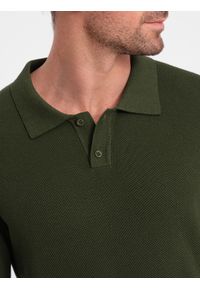 Ombre Clothing - Bawełniana koszulka męska polo ze strukturalnej dzianiny – oliwkowa V1. Okazja: do pracy, na co dzień. Typ kołnierza: polo. Kolor: oliwkowy. Materiał: bawełna, dzianina. Długość: krótkie. Styl: casual, elegancki #7