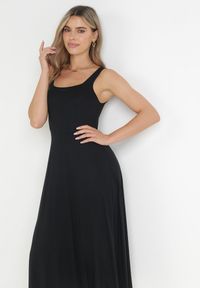 Born2be - Czarna Rozkloszowana Sukienka Midi na Szerokich Ramiączkach z Okrągłym Dekoltem Zateni. Kolor: czarny. Materiał: materiał. Długość rękawa: na ramiączkach. Wzór: gładki. Typ sukienki: rozkloszowane. Długość: midi #4