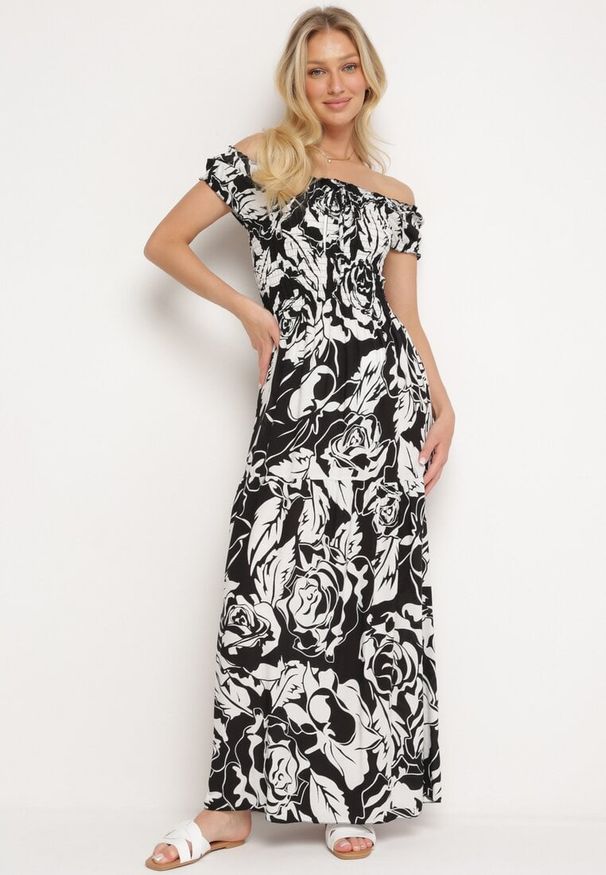 Born2be - Czarno-Biała Rozkloszowana Sukienka z Wiskozy Typu Hiszpanka z Marszczonym Dekoltem Daleri. Typ kołnierza: dekolt hiszpanka. Kolor: czarny. Materiał: wiskoza. Długość rękawa: krótki rękaw. Wzór: kwiaty. Sezon: lato. Styl: klasyczny, elegancki