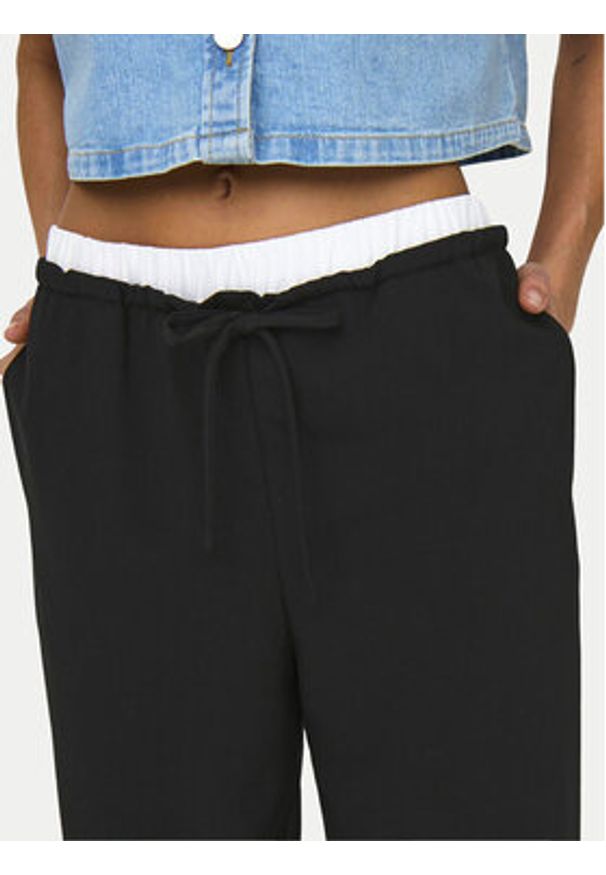 only - ONLY Spodnie materiałowe Tille 15338509 Czarny Straight Fit. Kolor: czarny. Materiał: wiskoza