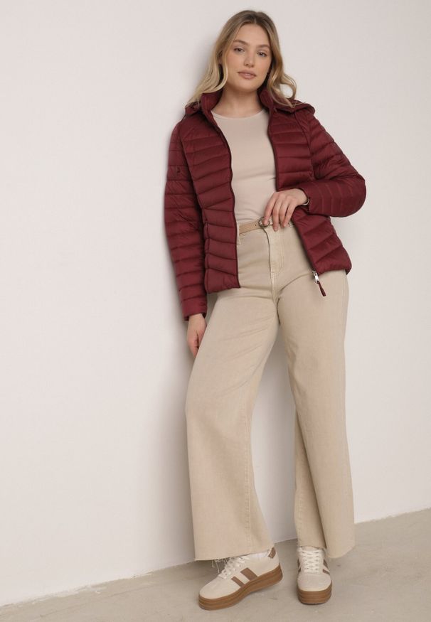Born2be - Bordowa Klasyczna Kurtka Przejściowa z Pikowaniem i Odpinanym Kapturem Pretiella. Okazja: na co dzień, na spacer. Kolor: czerwony. Materiał: nylon, jeans. Styl: klasyczny