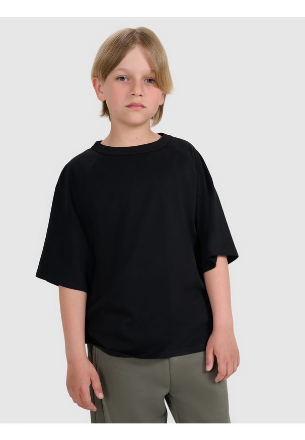 4f - 4F T-shirt oversize gładki chłopięcy - czarny 140 (9-10 lat). Okazja: na co dzień. Kolor: czarny. Materiał: jersey, bawełna, materiał. Długość rękawa: krótki rękaw. Długość: krótkie. Wzór: gładki. Sezon: lato. Styl: sportowy, klasyczny, casual