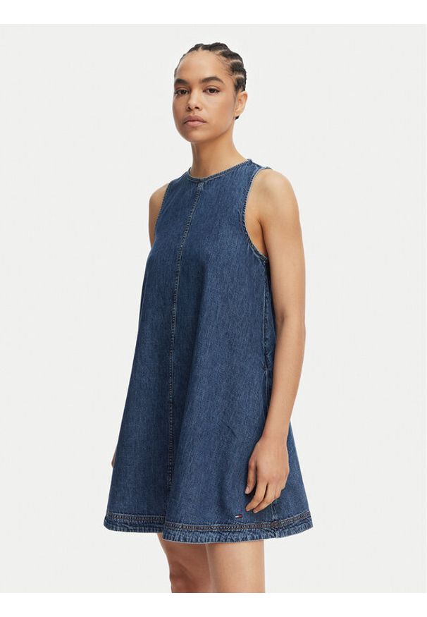 Tommy Jeans Sukienka jeansowa DW0DW22341 Niebieski A-Line Fit. Kolor: niebieski. Materiał: bawełna