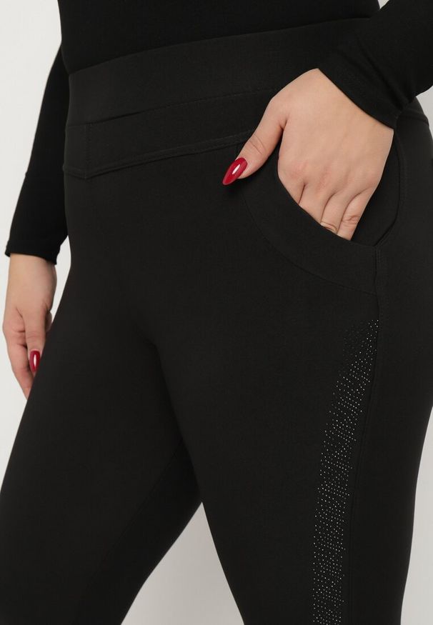 Born2be - Czarne Bawełniane Spodnie Skinny z Gumką w Talii Arinka. Okazja: na co dzień. Kolor: czarny. Materiał: bawełna. Wzór: aplikacja. Styl: elegancki, casual, klasyczny