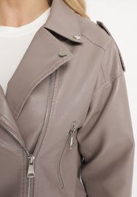 Born2be - Ciemnobeżowa Kurtka Ramoneska z Klamrami Sesariah. Okazja: na co dzień. Kolor: beżowy. Materiał: jeans. Długość rękawa: krótki rękaw. Długość: krótkie. Sezon: wiosna. Styl: casual, rockowy, elegancki #2