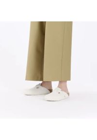 Birkenstock - BIRKENSTOCK Boston Soft Footbed Suede Leathe Klapki damskie. Kolor: biały. Materiał: materiał, zamsz. Styl: klasyczny #6