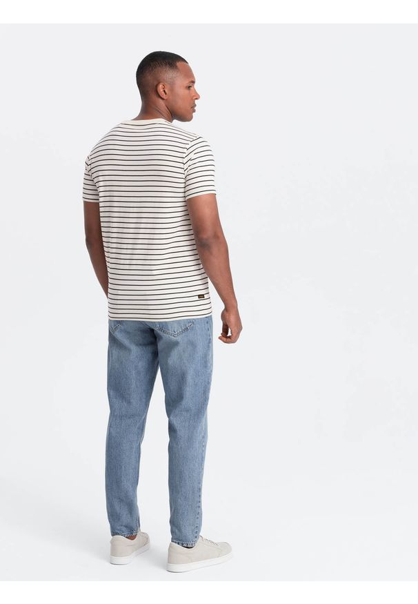 Ombre Clothing - Męski t-shirt w paski z naszywką Ombre Design – kremowo-czarny V1. Okazja: na co dzień. Kolor: czarny. Materiał: guma, jeans, poliester, bawełna. Wzór: aplikacja, paski. Styl: casual