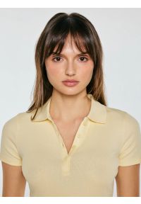 Big-Star - Koszulka damska polo slim z subtelnym haftem żółta Rafaela 200. Typ kołnierza: polo. Kolor: żółty. Materiał: materiał, tkanina, prążkowany, dzianina. Wzór: haft. Sezon: lato. Styl: elegancki #5