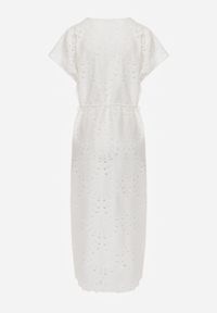 Renee - Biała Bawełniana Sukienka o Haftowanym Wykończeniu z Materiałowym Paskiem w Talii Dimla. Typ kołnierza: dekolt w kształcie V. Kolor: biały. Materiał: materiał, bawełna. Długość rękawa: krótki rękaw. Wzór: haft #2