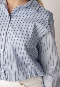 Born2be - Niebieska Bawełniana Koszula Oversize w Pionowe Paski z Gumką Kycer. Okazja: na co dzień, na spotkanie biznesowe. Typ kołnierza: kołnierzyk klasyczny. Kolor: niebieski. Materiał: bawełna. Wzór: paski. Styl: casual, biznesowy, elegancki, klasyczny #8