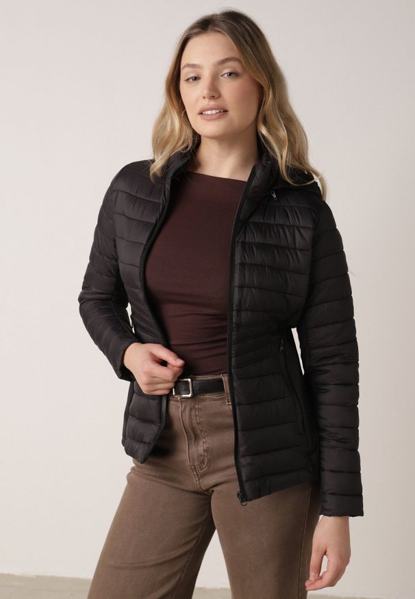 Born2be - Czarna Pikowana Kurtka Przejściowa z Kapturem i Elastycznymi Panelami Feziala. Okazja: na co dzień. Typ kołnierza: kaptur. Kolor: czarny. Materiał: jeans, nylon. Sezon: wiosna. Styl: casual, sportowy