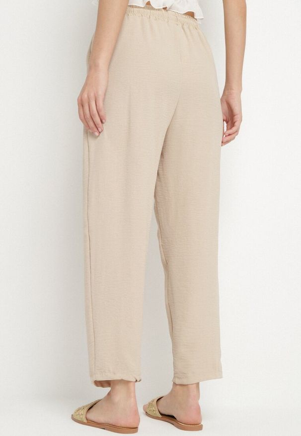 Born2be - Beżowe Spodnie Luźne z Kieszeniami i Gumką w Talii oraz Sznurkiem Enivia. Okazja: na co dzień. Kolor: beżowy. Styl: elegancki, casual
