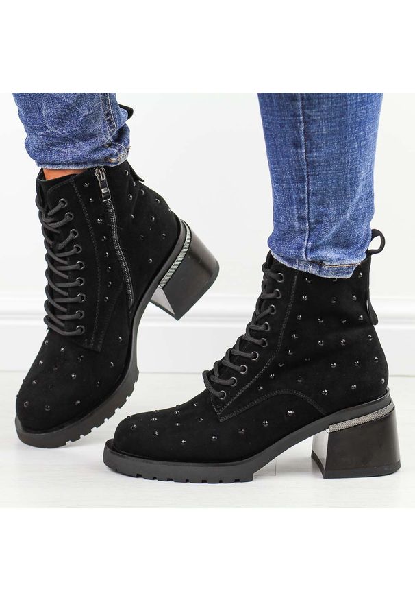 Czarne skórzane botki damskie na obcasie DiA 42-43. Okazja: na co dzień, na spacer. Nosek buta: okrągły. Kolor: czarny. Szerokość cholewki: normalna. Wzór: aplikacja. Materiał: skóra, zamsz. Sezon: zima, jesień. Obcas: na obcasie. Styl: wizytowy, klasyczny, casual, elegancki. Wysokość obcasa: średni