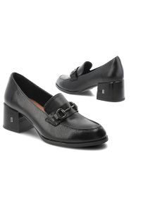 Półbuty damskie Vinceza, cholewka ze skóry naturalnej licowej wsuwany fason z ozdobnym paskiem i metalową klamrą, czarne, 18116. Okazja: do pracy, na co dzień, na spotkanie biznesowe. Zapięcie: klamry. Kolor: czarny. Szerokość cholewki: normalna. Wzór: aplikacja, geometria. Materiał: skóra. Obcas: na obcasie. Styl: elegancki, biznesowy, casual. Wysokość obcasa: średni #7
