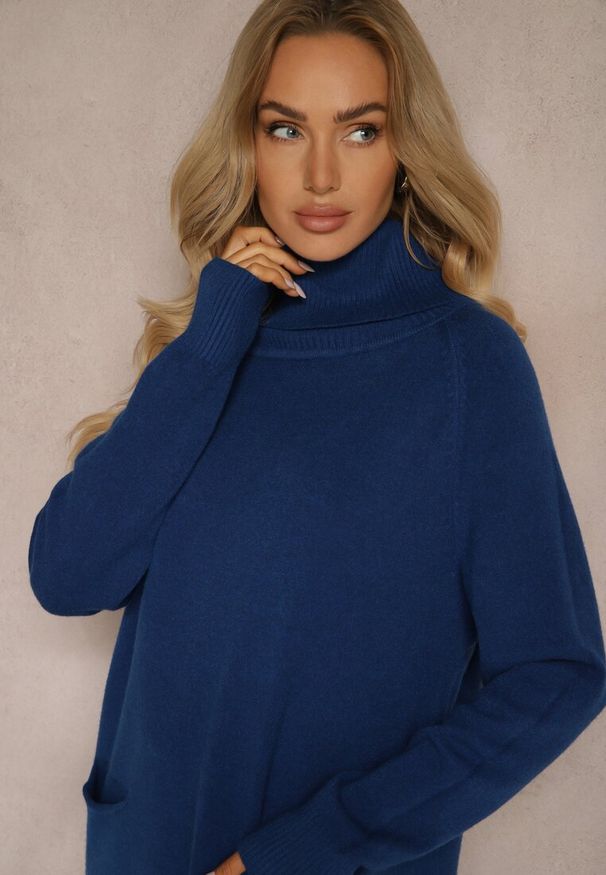 Renee - Niebieski Casualowy Golf z Domieszką Wiskozy Ozdobiony Małymi Kieszeniami Viasya. Okazja: na co dzień. Typ kołnierza: golf. Kolekcja: plus size. Kolor: niebieski. Długość: długie. Wzór: aplikacja. Materiał: wiskoza. Długość rękawa: długi rękaw. Styl: casual