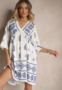 Renee - Niebiesko-Biała Sukienka z Wiskozy w Stylu Boho Virisna. Okazja: na co dzień, na imprezę, na spacer. Typ kołnierza: dekolt w kształcie V. Kolor: niebieski. Materiał: wiskoza. Wzór: aplikacja, kolorowy. Sezon: lato. Styl: boho