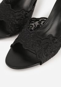 Born2be - Czarne Klapki na Metalicznej Szpilce z Koronkową Cholewką Thyxyphise. Okazja: na ślub cywilny, na wesele. Kolor: czarny. Materiał: koronka. Wzór: aplikacja #9