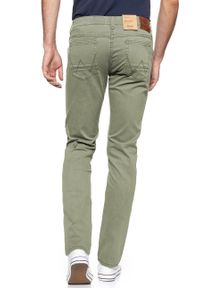 Wrangler - WRANGLER SPODNIE MĘSKIE GREENSBORO DUSTY OLIVE W15QBB65M. Materiał: materiał