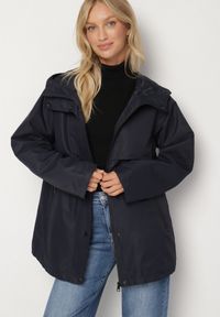 Born2be - Granatowa Klasyczna Kurtka Parka z Kapturem i Ściągaczem w Pasie Cinelle. Okazja: na co dzień. Typ kołnierza: kaptur. Kolor: niebieski. Materiał: skóra, jeans. Styl: klasyczny #4