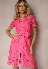 Renee - Fuksjowa Koszulowa Sukienka Midi z Ażurowym Zdobieniem Tatrasi. Kolor: różowy. Materiał: materiał, koronka. Długość rękawa: krótki rękaw. Wzór: ażurowy, aplikacja. Typ sukienki: koszulowe. Długość: midi #1