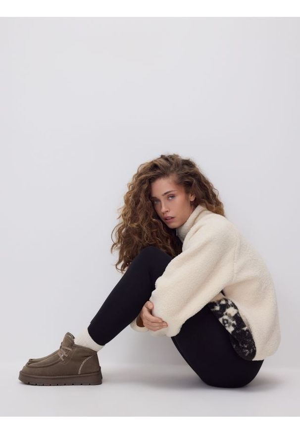 Reserved - Legginsy z zapiętkami - czarny. Kolor: czarny. Materiał: dzianina. Wzór: gładki