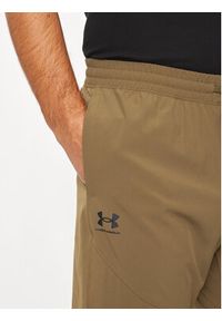 Under Armour Spodnie dresowe UA Vibe Woven 1386557 Brązowy Regular Fit. Kolor: brązowy. Materiał: syntetyk