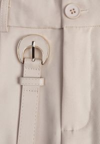 Renee - Beżowe Spodnie Cygaretki High Waist z Paskiem z Klamrą w Kształcie Półksięzyca Vikinai. Stan: podwyższony. Kolor: beżowy. Materiał: jedwab. Wzór: aplikacja. Styl: elegancki #8