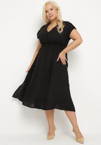Born2be - Czarna Lniana Sukienka o Rozkloszowanym Kroju z Gumką w Talii Ageronna. Okazja: na co dzień. Typ kołnierza: dekolt w kształcie V. Kolor: czarny. Materiał: len. Długość rękawa: krótki rękaw. Sezon: lato. Typ sukienki: rozkloszowane. Styl: klasyczny, casual, elegancki #1