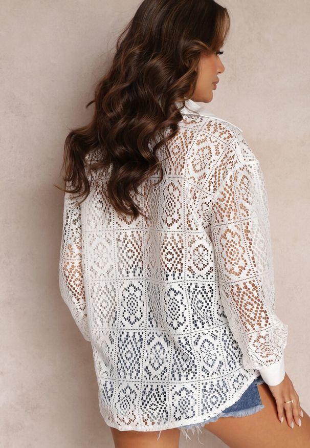 Renee - Biała Koszula z Ażurowej Tkaniny z Kieszeniami Terista. Kolor: biały. Materiał: tkanina. Wzór: ażurowy