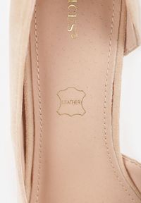 Born2be - Ciemnobeżowe Szpilki Vices ze Skórzaną Wkładką i Wycięciem z Boku Olialira. Okazja: na co dzień. Nosek buta: szpiczasty. Kolor: beżowy. Materiał: skóra. Obcas: na szpilce. Styl: wizytowy, casual, elegancki. Wysokość obcasa: średni #6