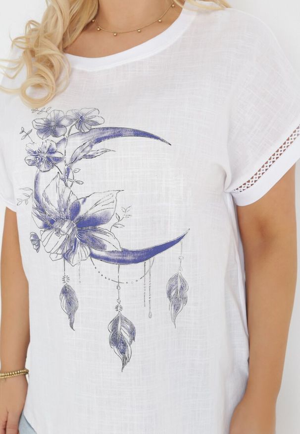 Born2be - Biała Bawełniana Bluzka z Błyszczącym Nadrukiem Scartis. Kolor: biały. Materiał: bawełna. Długość rękawa: krótki rękaw. Długość: krótkie. Wzór: nadruk