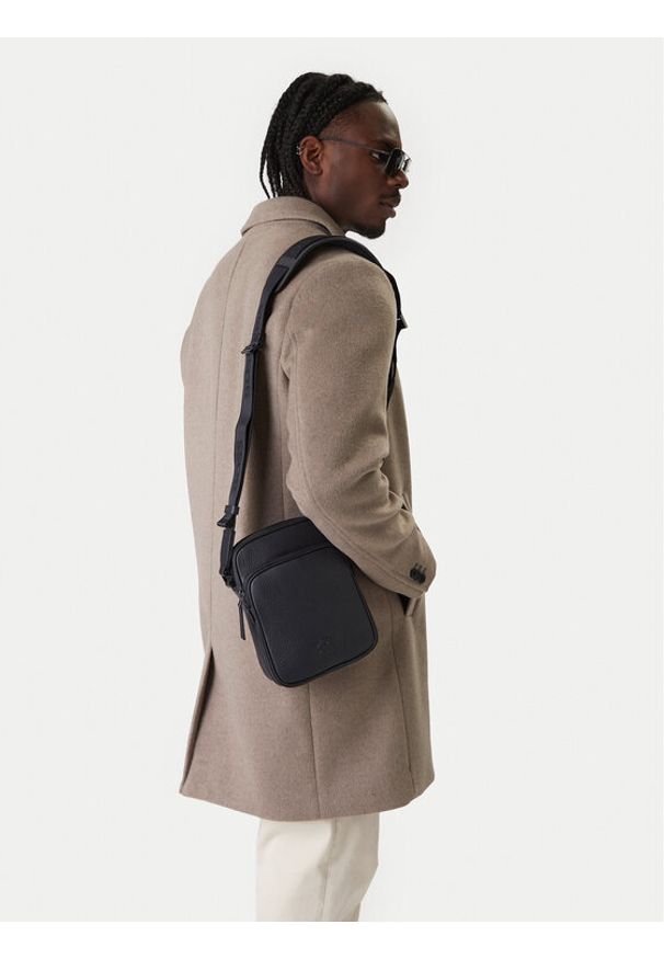 BOSS Saszetka 50558857 Czarny. Kolor: czarny. Materiał: skóra