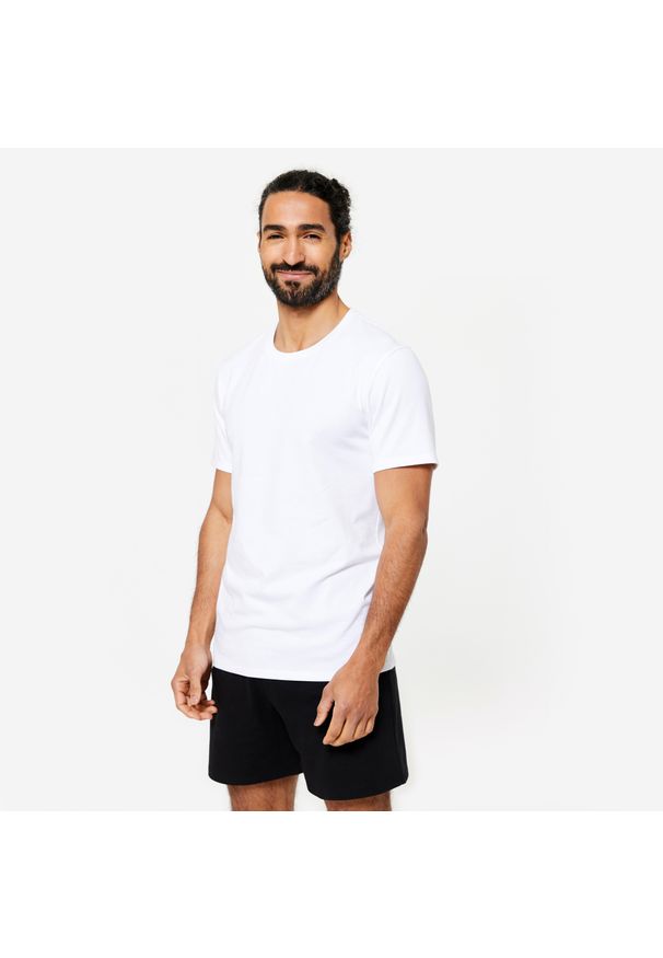 DOMYOS - Koszulka z krótkim rękawem męska Domyos Gym & Pilates 100 Sportee. Kolor: biały. Materiał: tkanina, elastan, prążkowany, bawełna, materiał. Długość rękawa: krótki rękaw. Długość: krótkie. Wzór: ze splotem. Sport: joga i pilates