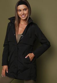 Born2be - Czarna Kurtka Parka z Kapturem Odpinanym w Stylu Utility Janiora. Okazja: na co dzień. Typ kołnierza: kaptur. Kolor: czarny. Długość rękawa: długi rękaw. Długość: długie. Styl: klasyczny, casual
