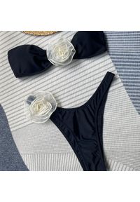 Intica - Bikini bez ramiączek z kwiatowym wzorem na lato Corella. Kolor: czarny. Materiał: tkanina, materiał. Wzór: kwiaty