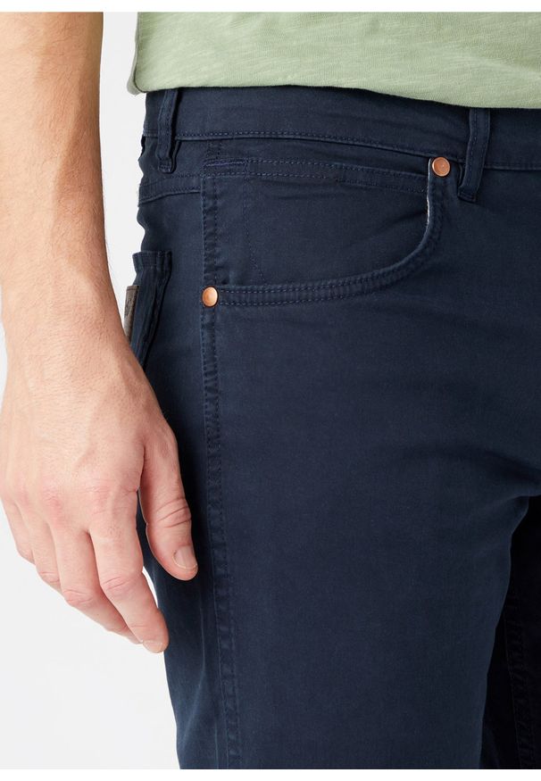 Wrangler - WRANGLER GREENSBORO MĘSKIE SPODNIE MATERIAŁOWE NAVY W15QY6114 112145835. Materiał: materiał