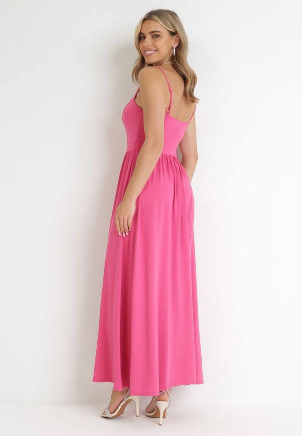 Born2be - Fuksjowa Sukienka Maxi na Ramiączkach z Rozcięciem na Dole i Kwadratowym Dekoltem Jacklyn. Typ kołnierza: dekolt kwadratowy. Kolor: różowy. Długość rękawa: na ramiączkach. Sezon: wiosna, lato. Długość: maxi