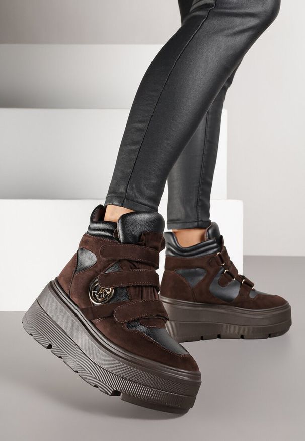 Born2be - Brązowe Botki Vices w Stylu Sneakersów na Platformie Afirriva. Okazja: na co dzień. Zapięcie: rzepy. Kolor: brązowy. Materiał: jeans. Wzór: aplikacja. Obcas: na platformie. Styl: retro, casual, klasyczny. Wysokość obcasa: średni