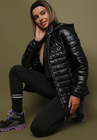 Born2be - Czarna Pikowana Kurtka Wykończona Odpinanym Kapturem i Gumką przy Rękawach Mivisea. Okazja: na co dzień. Kolor: czarny. Materiał: jeans. Styl: klasyczny, casual