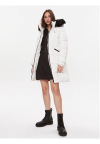 Calvin Klein Jeans Płaszcz zimowy J20J221890 Biały Slim Fit. Kolor: biały. Materiał: syntetyk. Sezon: zima #4