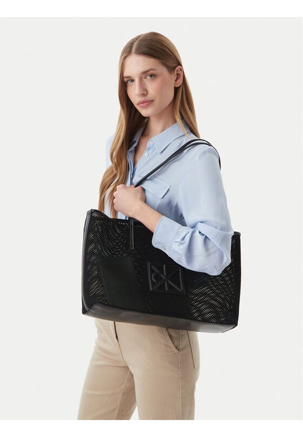 Calvin Klein Torebka Emblem Mesh Tote LV04F3380G Czarny. Kolor: czarny