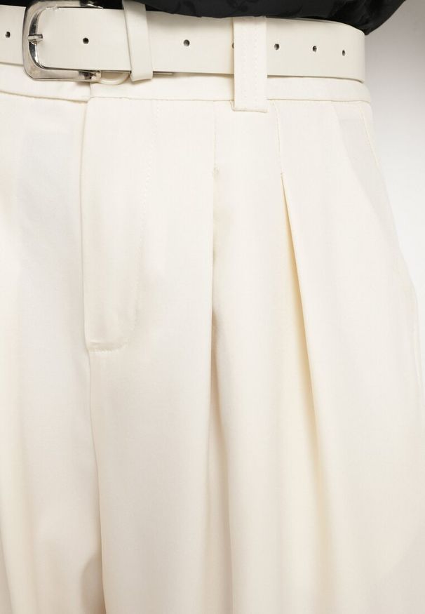 Born2be - Beżowe Szerokie Spodnie Palazzo z Wysokim Stanem i Paskiem z Ekoskóry oraz Metalową Klamrą Ninna. Okazja: na co dzień, na spotkanie biznesowe, do pracy. Stan: podwyższony. Kolor: beżowy. Styl: biznesowy, casual