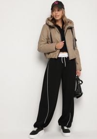 Born2be - Jasnobrązowa Pikowana Kurtka z Kapturem o Klasycznym Kroju Tulasia. Okazja: na co dzień. Typ kołnierza: kaptur. Kolor: brązowy. Materiał: jeans. Styl: klasyczny #7