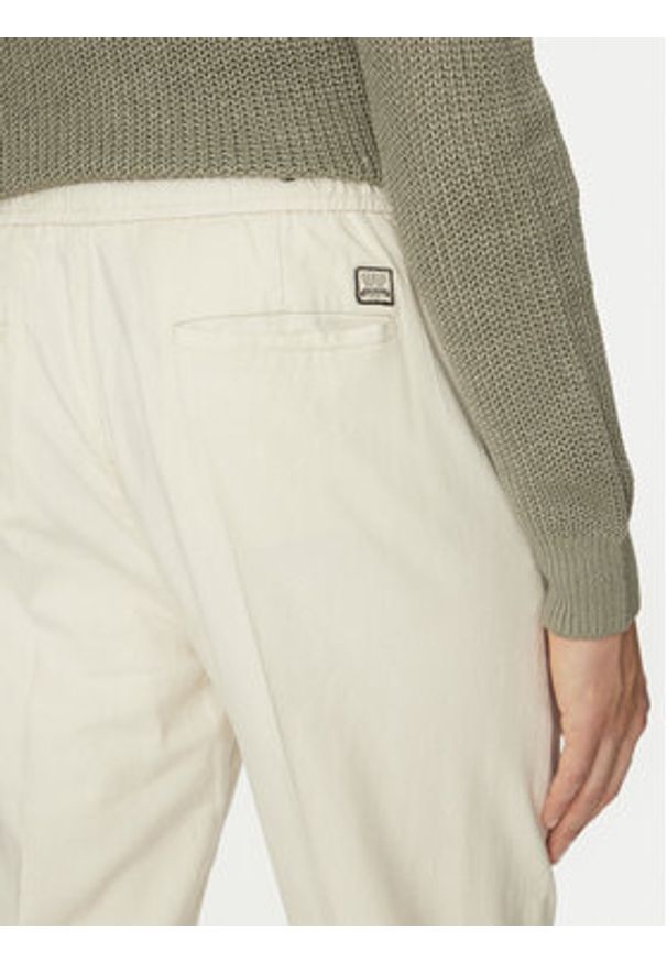 Guess Chinosy M5GB79 WH4EA Beżowy Regular Fit. Kolor: beżowy. Materiał: bawełna