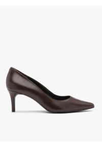 Ryłko - Czekoladowe czółenka ze skóry licowej. Okazja: na spotkanie biznesowe, do pracy. Nosek buta: szpiczasty. Kolor: brązowy. Materiał: skóra. Obcas: na obcasie. Styl: biznesowy, street, elegancki. Wysokość obcasa: średni #1