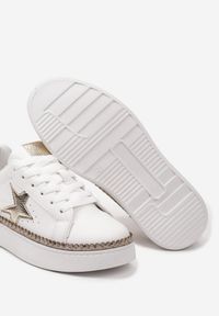Born2be - Biało-Złote Sznurowane Sneakersy na Płaskiej Podeszwie z Aplikacją Cenulla. Nosek buta: okrągły. Zapięcie: sznurówki. Kolor: biały. Wzór: aplikacja. Obcas: na płaskiej podeszwie. Wysokość obcasa: niski #2
